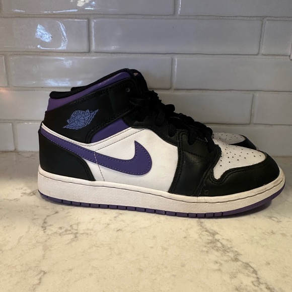 Jordan 1 Mid - Picture 1 of 3